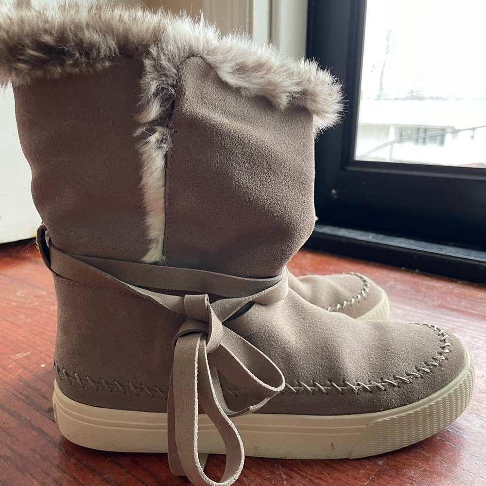 Women’s Toms snow boot